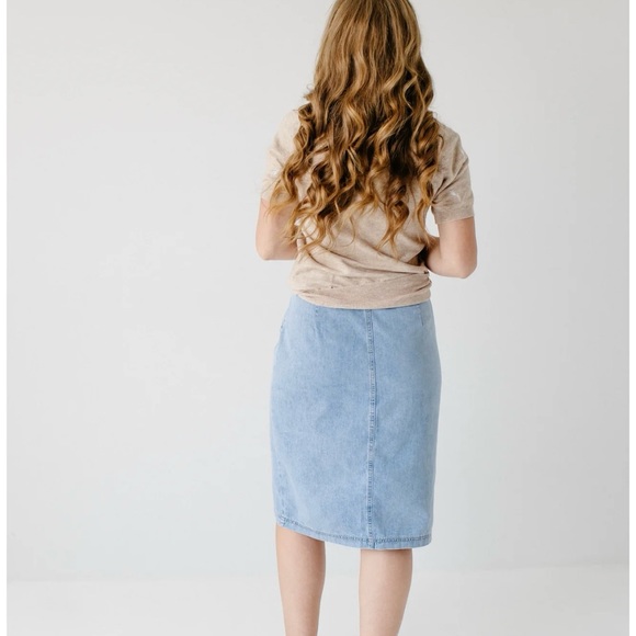 ‘CASSIDY' BUTTON DOWN TIE WAIST DENIM SKIRT IN LIGHT WASH - Picture 4 of 8